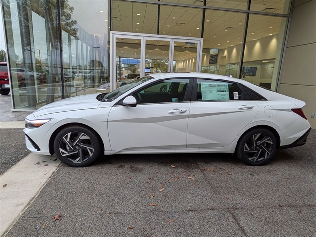 2025 Hyundai Elantra SEL Convenience photo 2