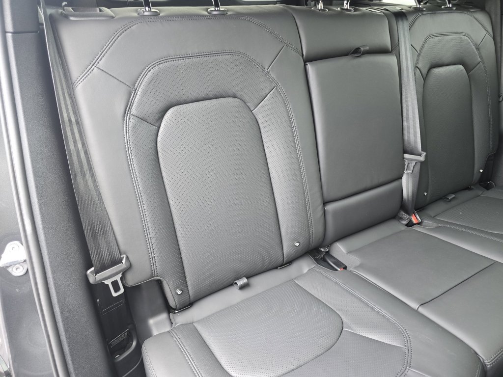 2025 Land Rover Defender 110 X-Dynamic SE photo 19