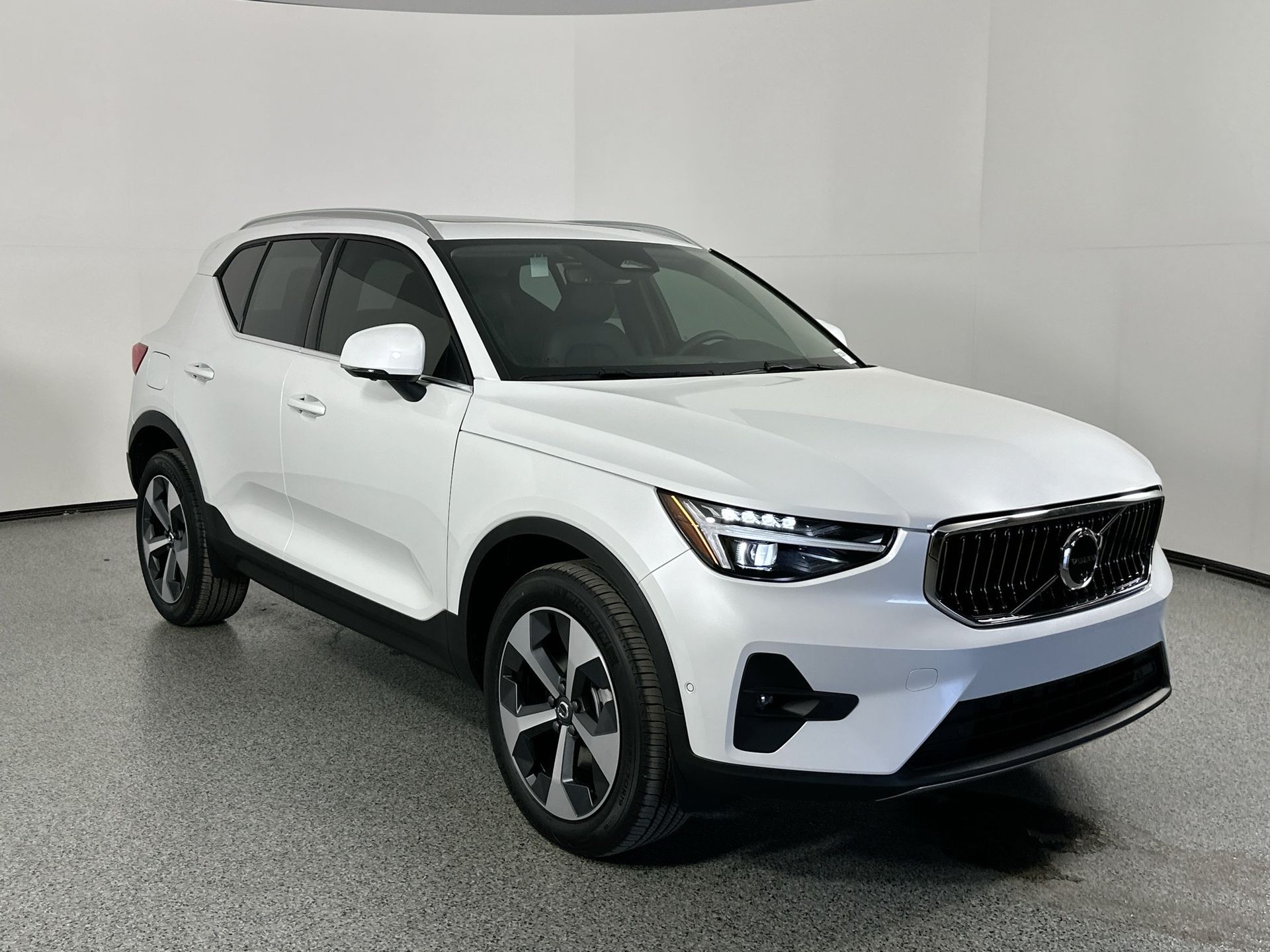 2025 Volvo XC40 AWD Plus photo 3