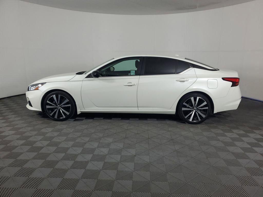 Used 2021 White Nissan 2.5 SR image 7