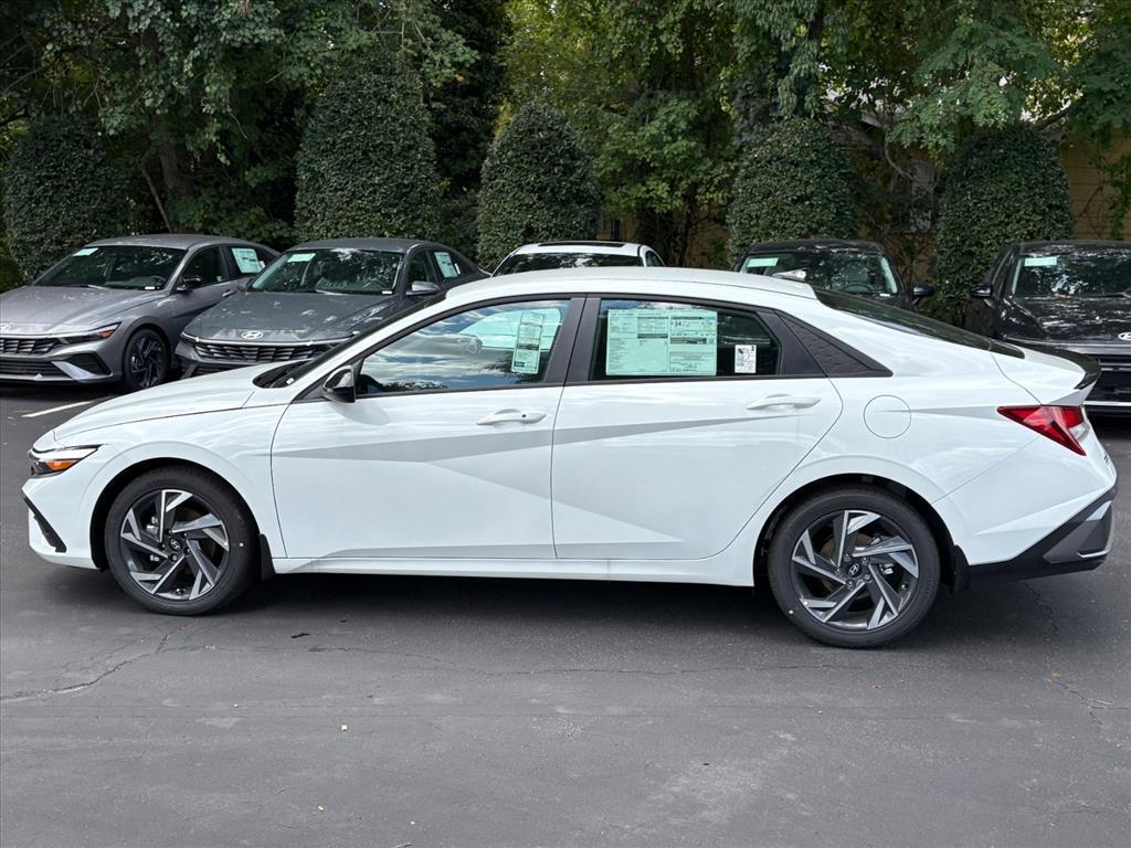 2025 Hyundai Elantra SEL Sport photo 2