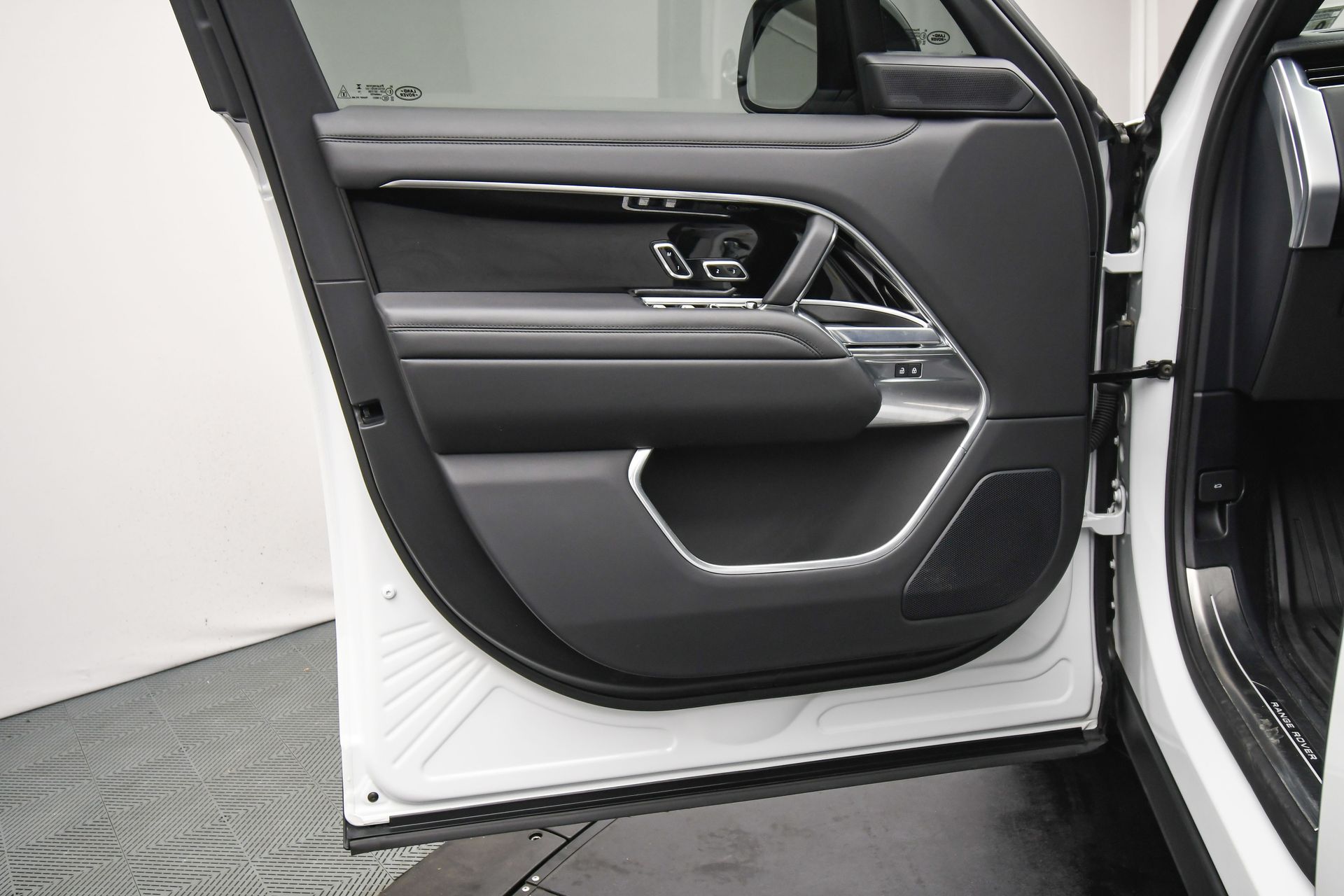 2025 Land Rover Range Rover SE photo 38
