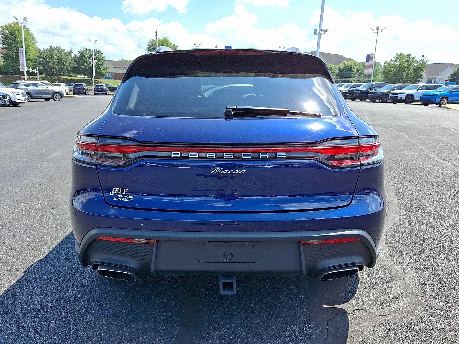 2024 Porsche Macan Base photo 4