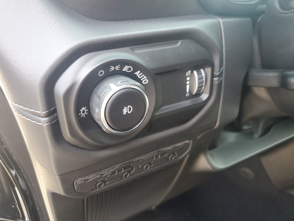 2025 Jeep Wrangler Sahara photo 15
