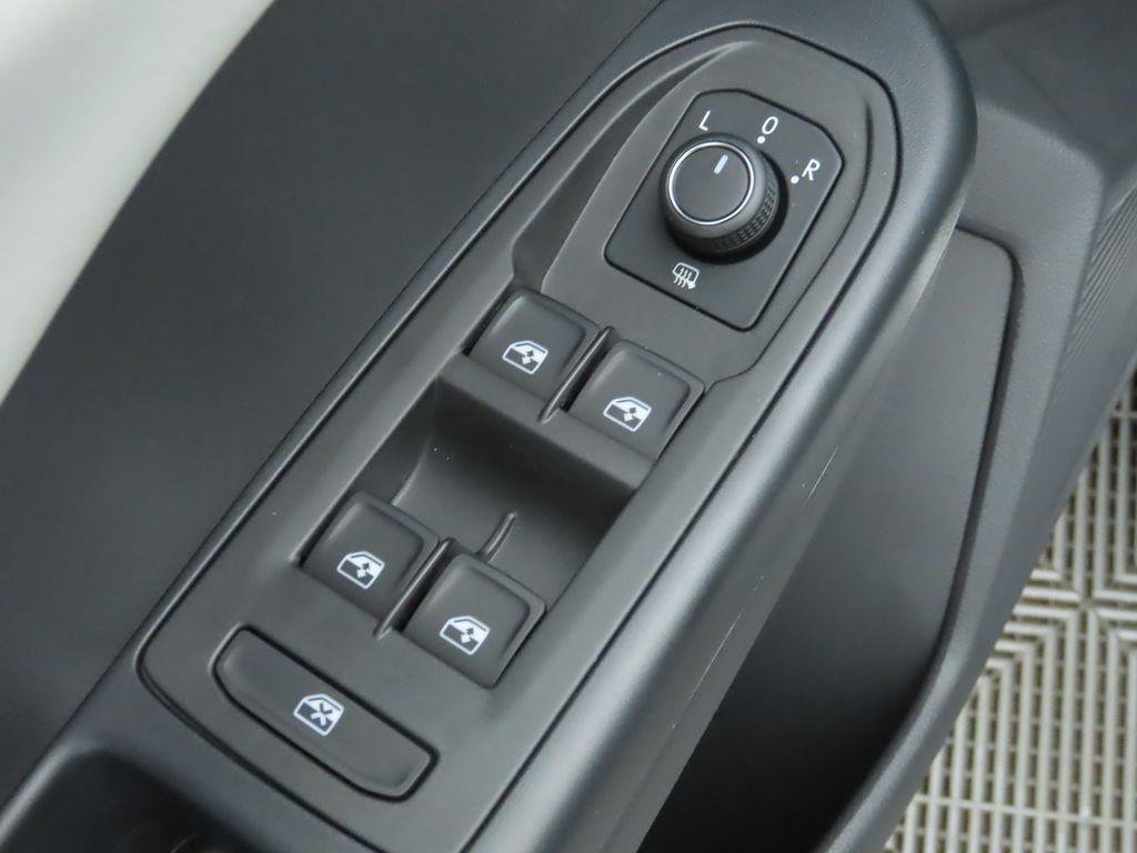 2025 Volkswagen Taos SE photo 23
