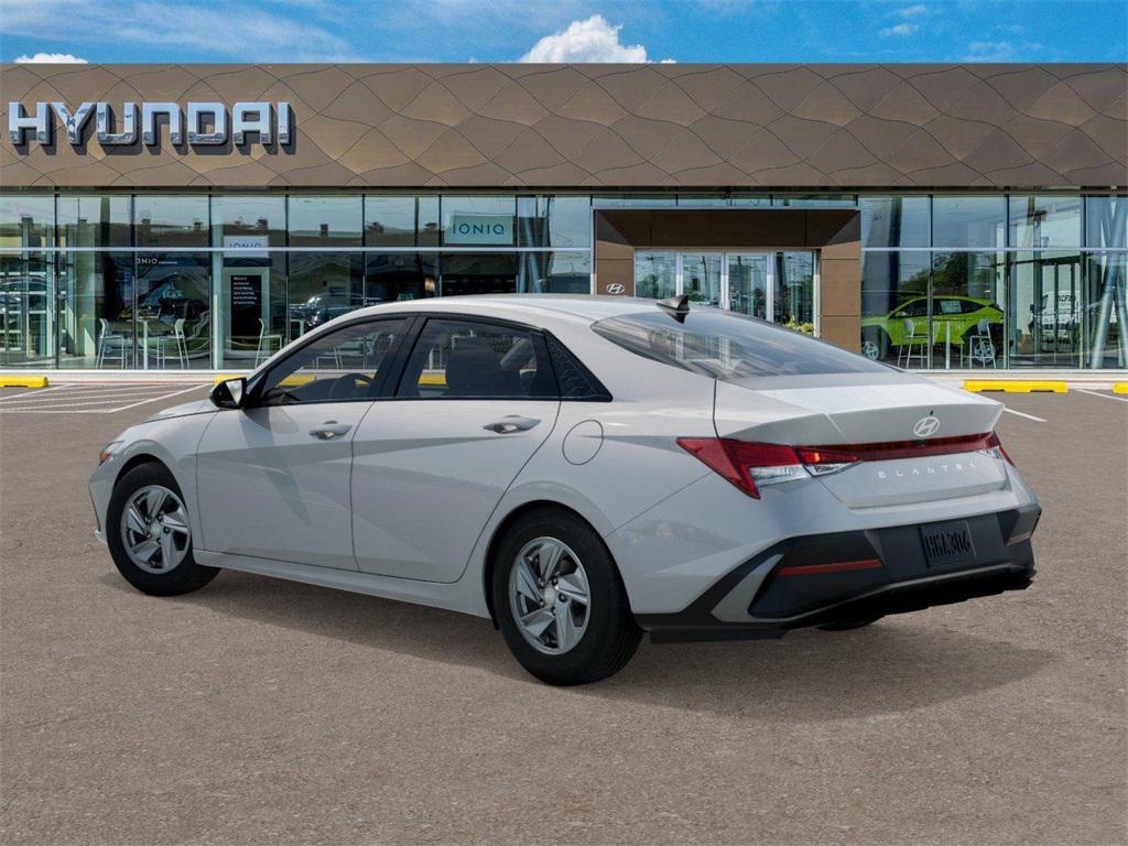 2025 Hyundai Elantra SE photo 3