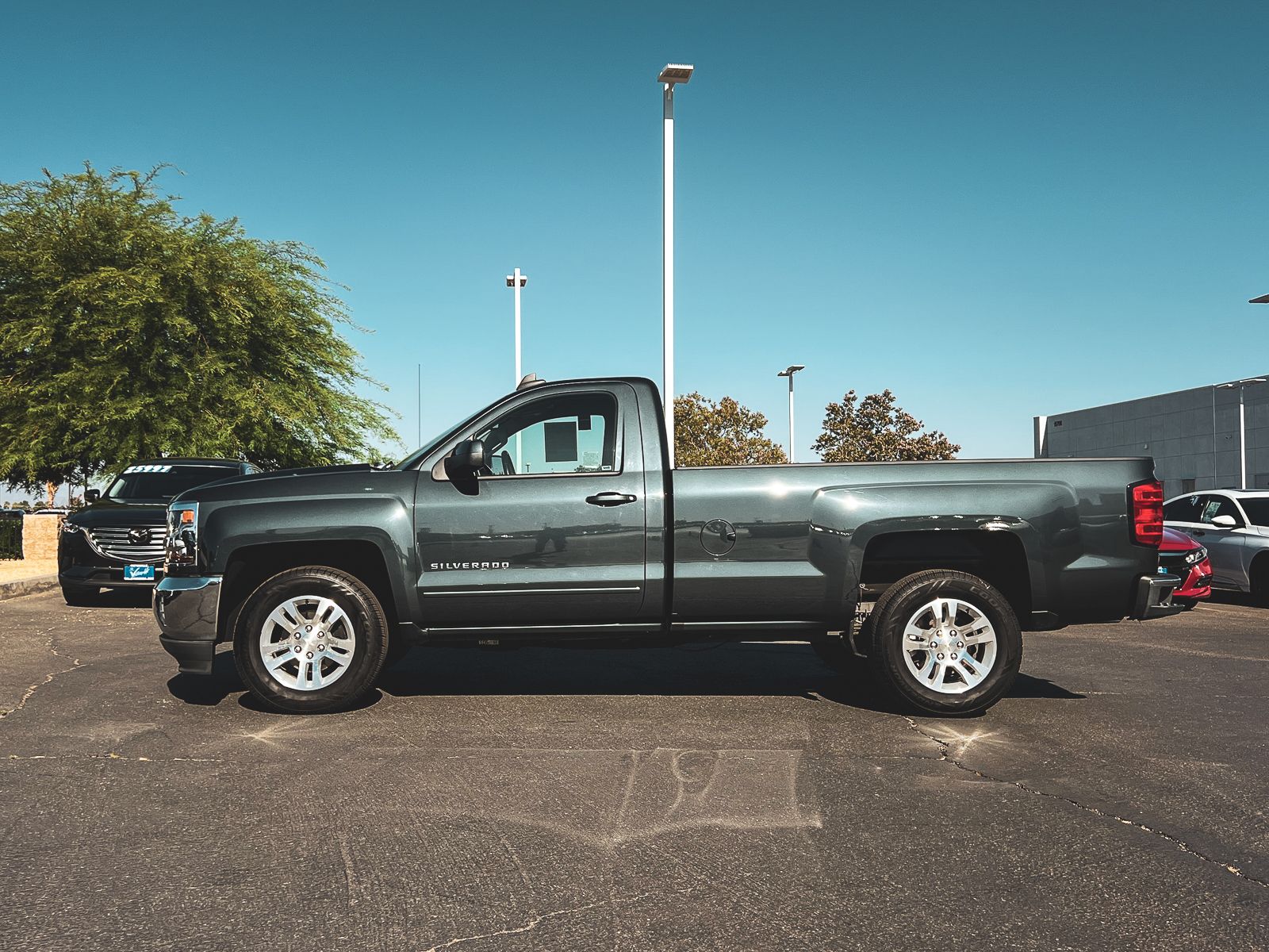 2018 Chevrolet Silverado 1500 LT photo 2