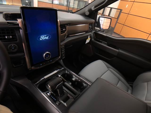 2025 Ford F-150 Lightning Lariat photo 21