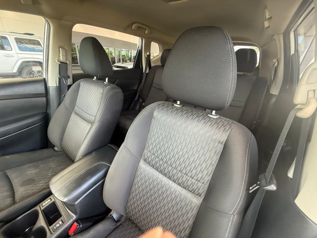 2020 Nissan Rogue SV photo 19