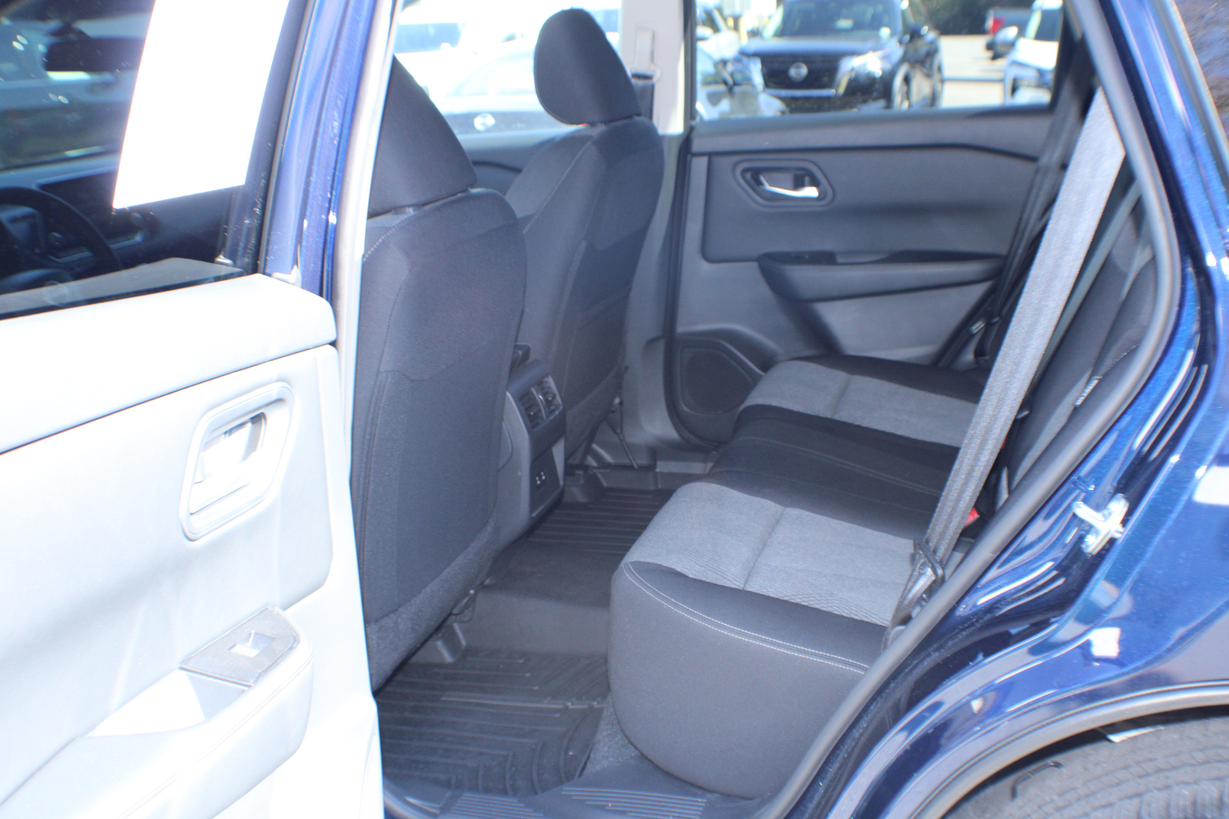 2025 Nissan Rogue SV photo 2