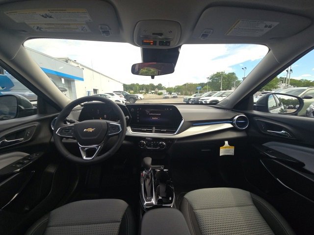 2025 Chevrolet Trax LT photo 12