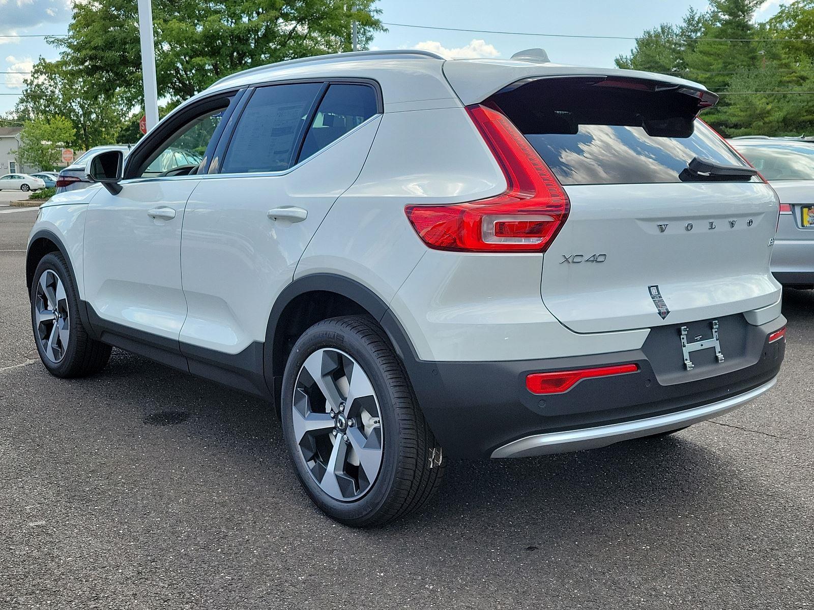 2025 Volvo XC40 Plus photo 3