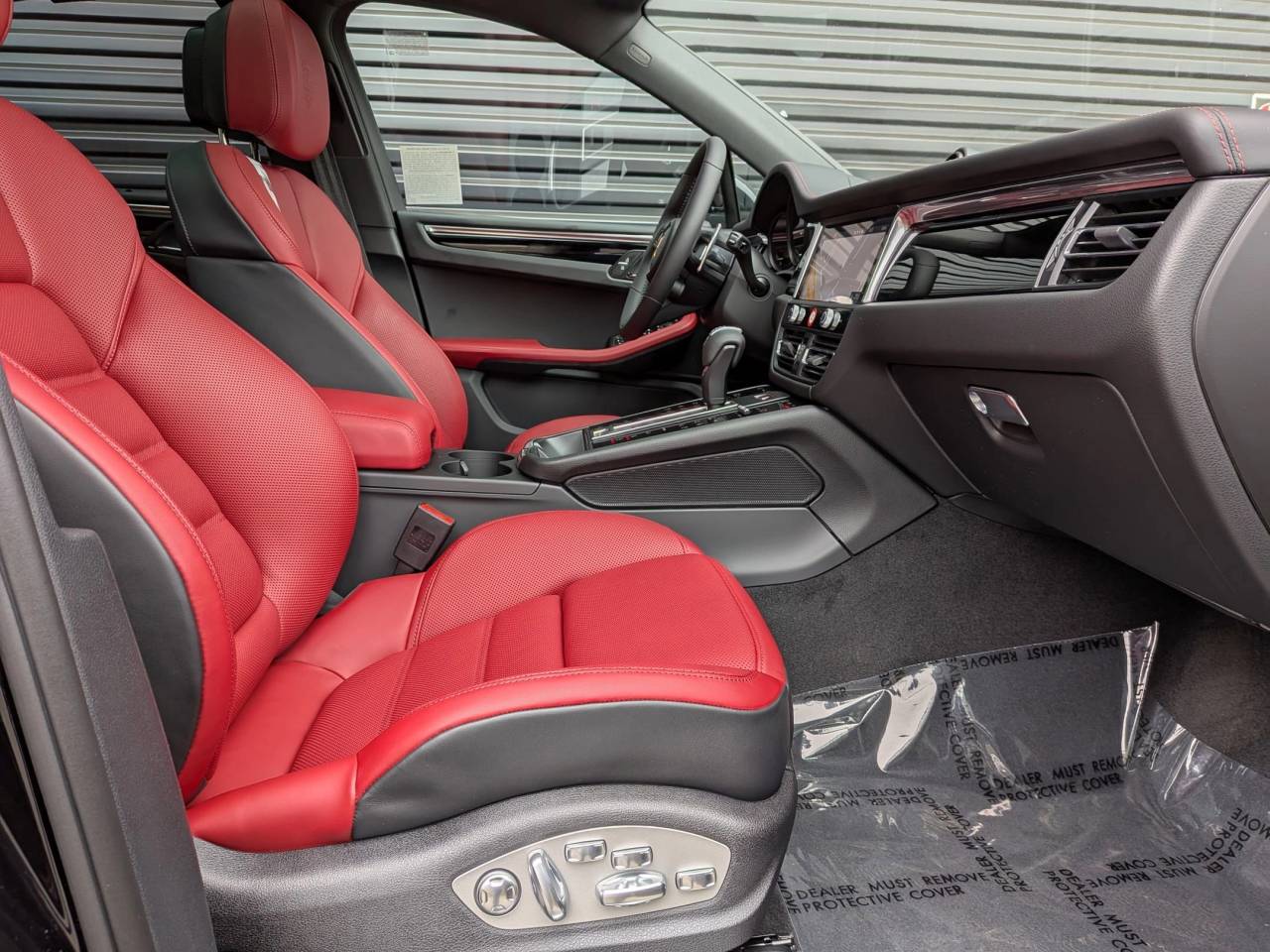 2025 Porsche Macan S photo 24