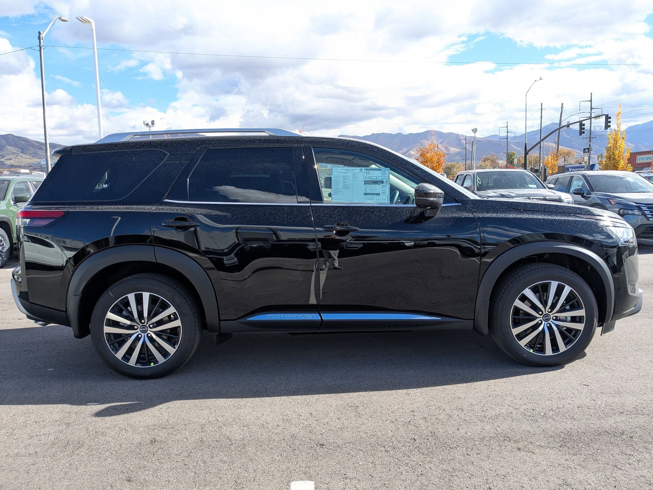 2025 Nissan Pathfinder Platinum photo 2