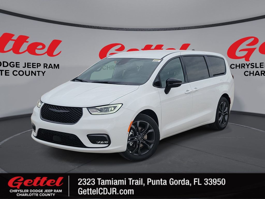 2026 Chrysler Pacifica Select's photo