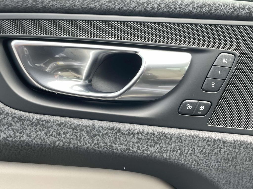 2026 Volvo XC60 B5 Core photo 6