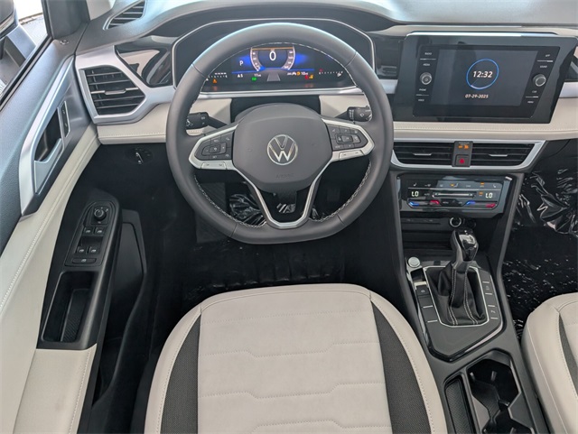 2025 Volkswagen Taos SE photo 4