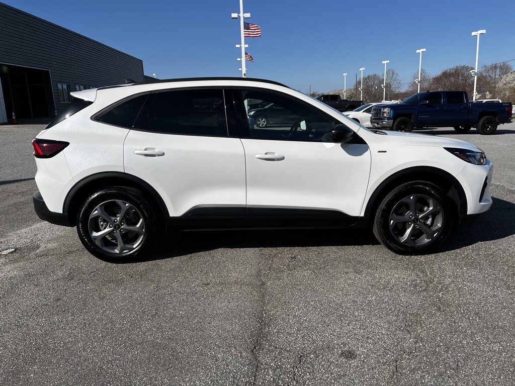2025 Ford Escape ST-Line photo 4