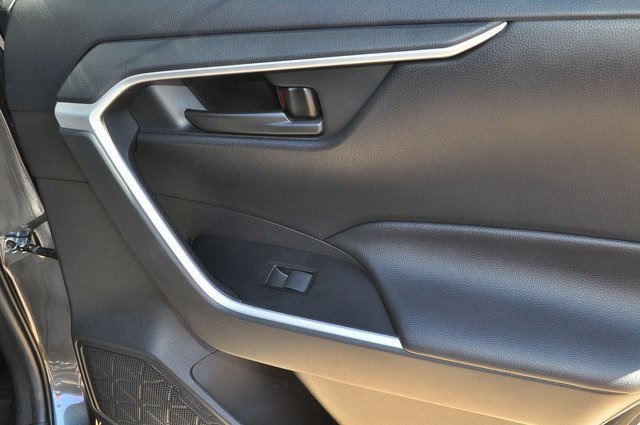 2020 Toyota RAV4 LE photo 27