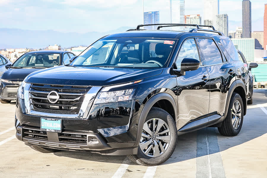 2025 Nissan Pathfinder SV's photo