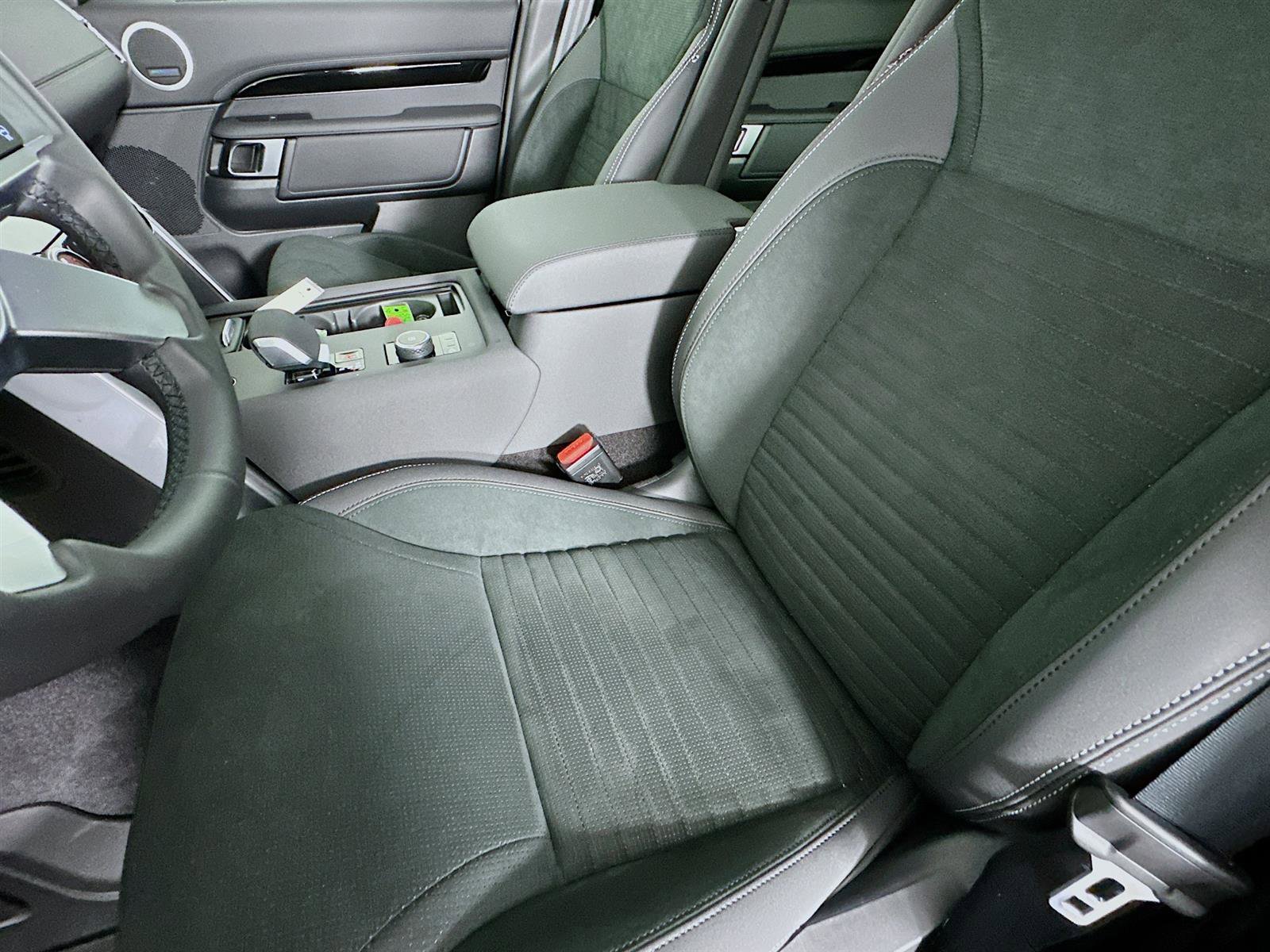 2024 Land Rover Discovery S photo 11