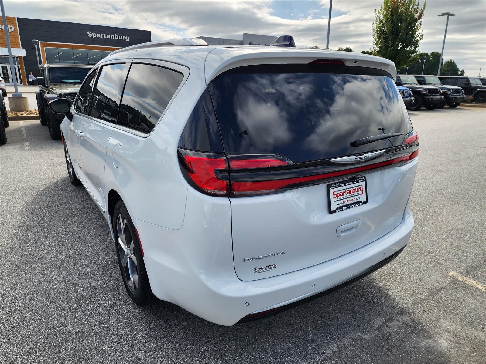 2026 Chrysler Pacifica Pinnacle photo 3