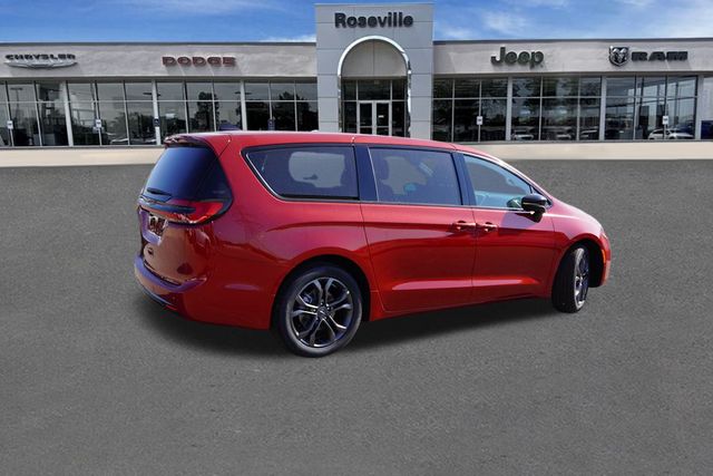 2026 Chrysler Pacifica photo 3