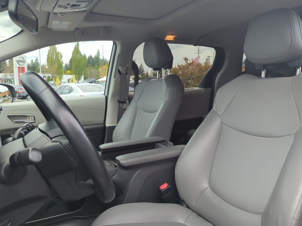 2021 Toyota Sienna XLE photo 17
