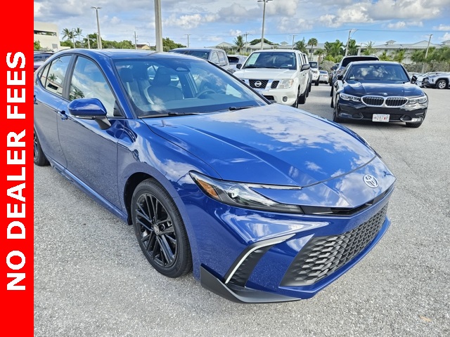 2025 Toyota Camry SE's photo