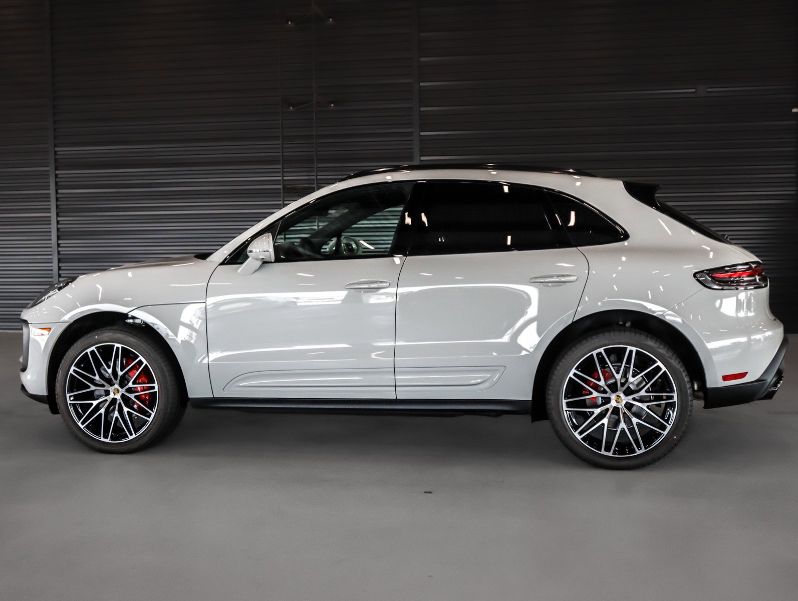 2025 Porsche Macan S photo 2