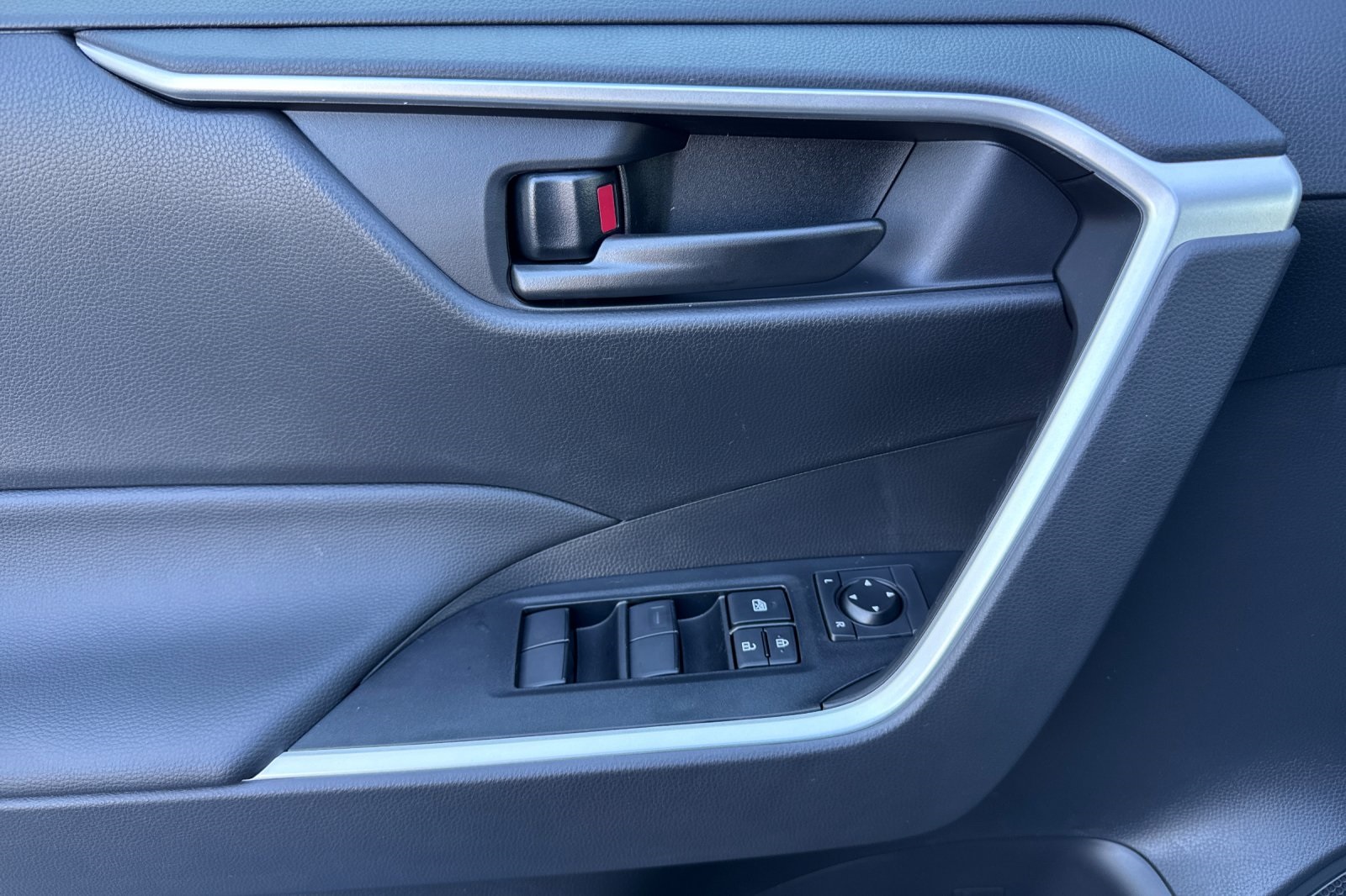 2025 Toyota RAV4 LE photo 9