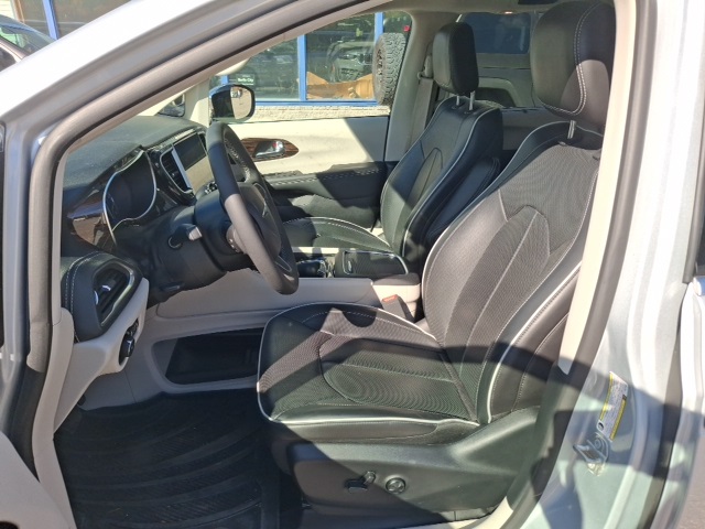 2023 Chrysler Pacifica Limited photo 9