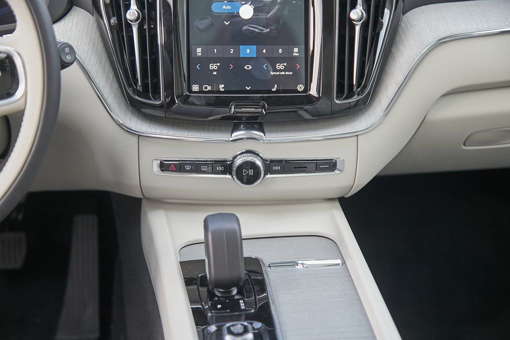 2025 VOLVO XC60 - Image 25