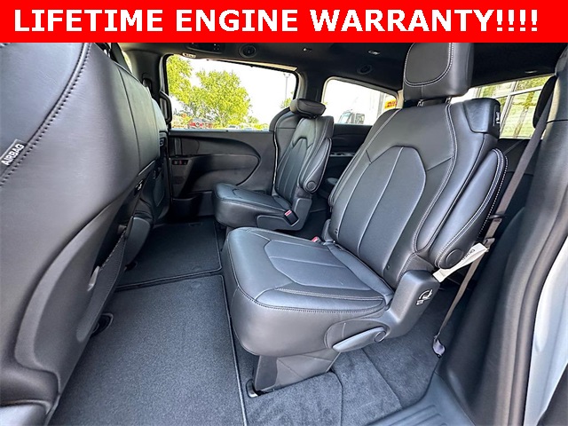 2026 Chrysler Pacifica photo 13