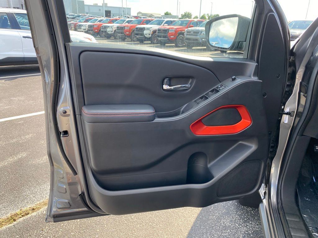 2025 Nissan Frontier PRO-4X photo 12