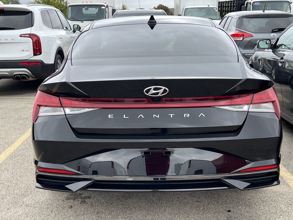 2022 Hyundai Elantra SEL photo 3