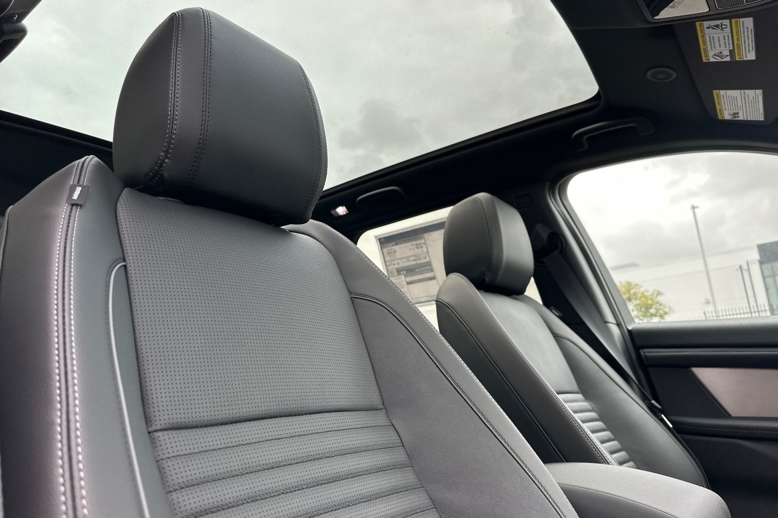 2025 Land Rover Discovery Sport Dynamic SE photo 18