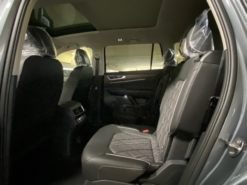 2025 Volkswagen Atlas SEL Premium R-Line photo 11