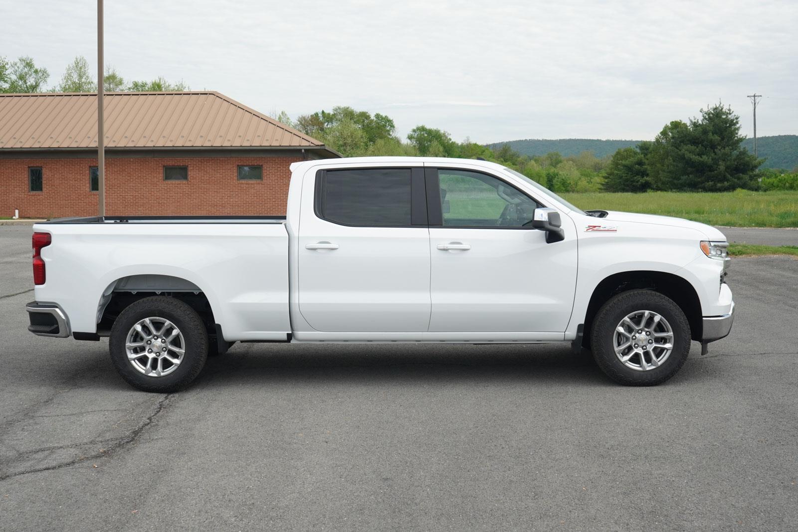 2025 Chevrolet Silverado 1500 LT photo 2