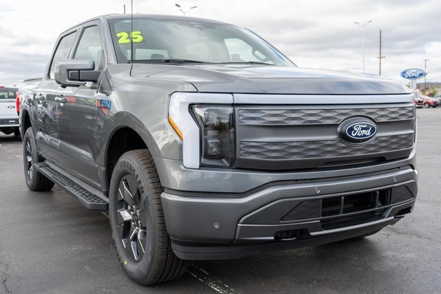 2025 Ford F-150 Lightning Lariat photo 3