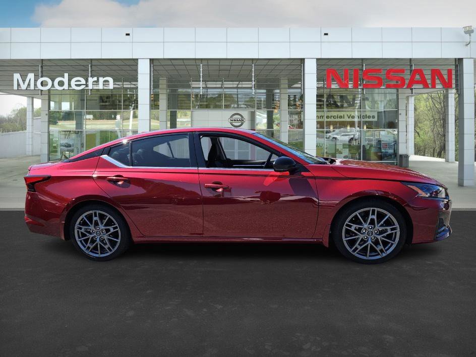 2024 Nissan Altima SR photo 3