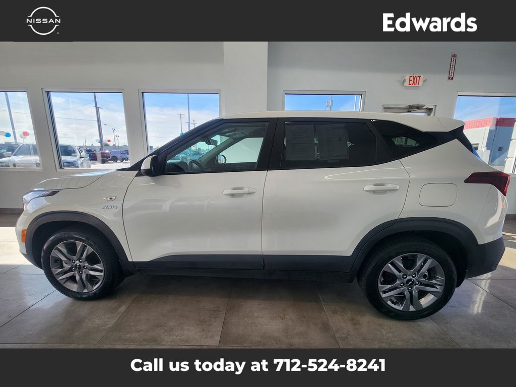2023 Kia Seltos LX photo 4