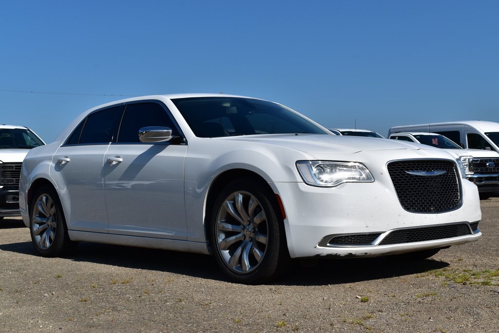 2018 Chrysler 300 Touring photo 3