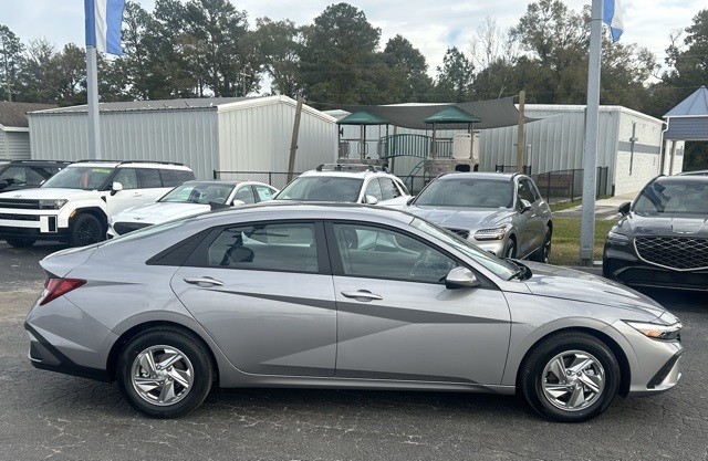 2026 Hyundai Elantra SE photo 2