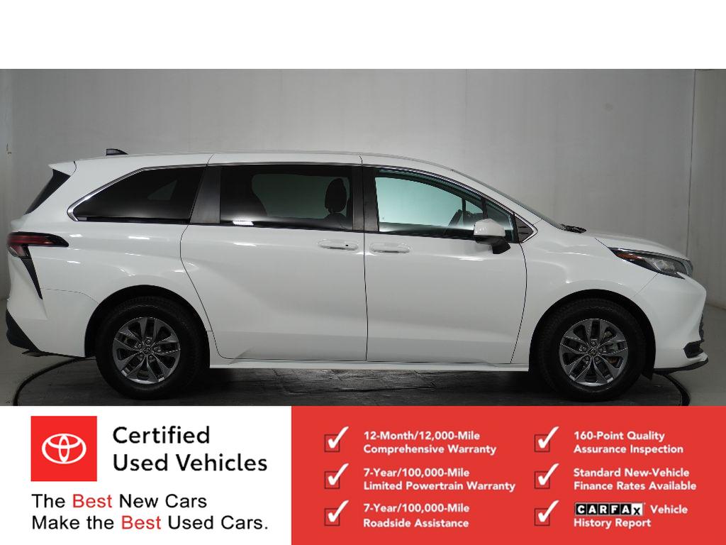 2022 Toyota Sienna LE photo 2
