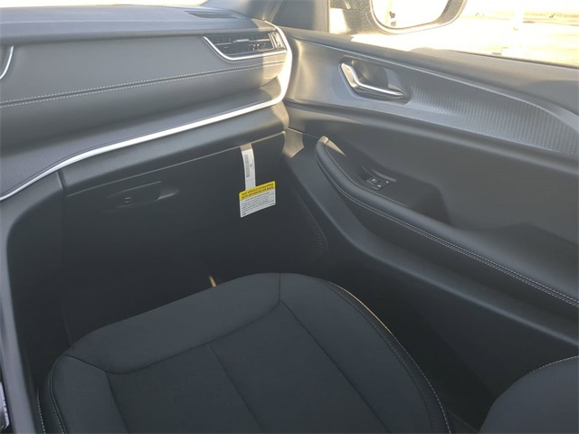 2025 Jeep Grand Cherokee Laredo Altitude photo 18