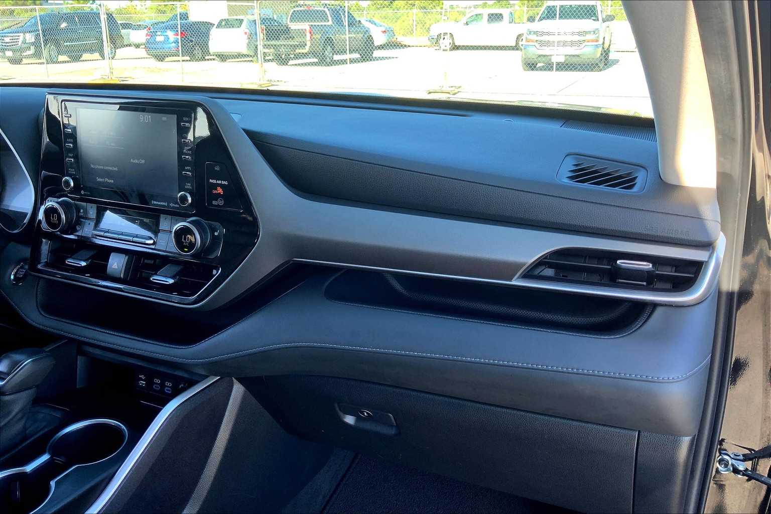2022 Toyota Highlander XLE photo 16