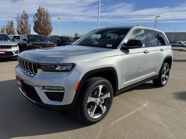 2025 Jeep Grand Cherokee Limited photo 2