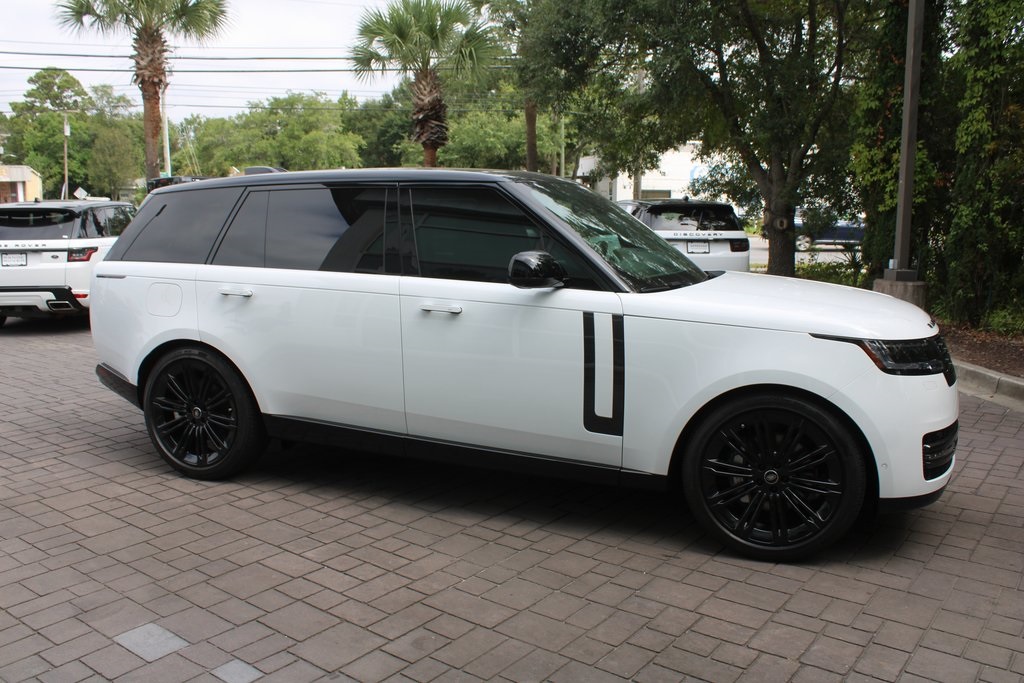 2025 Land Rover Range Rover SE photo 3
