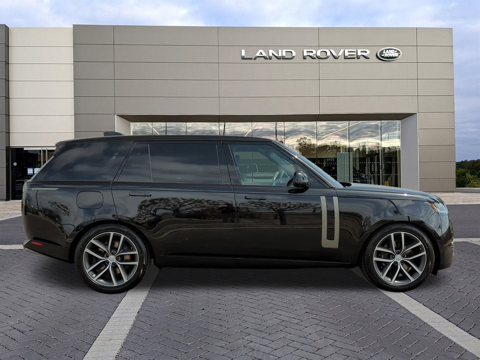 2025 Land Rover Range Rover SE photo 3